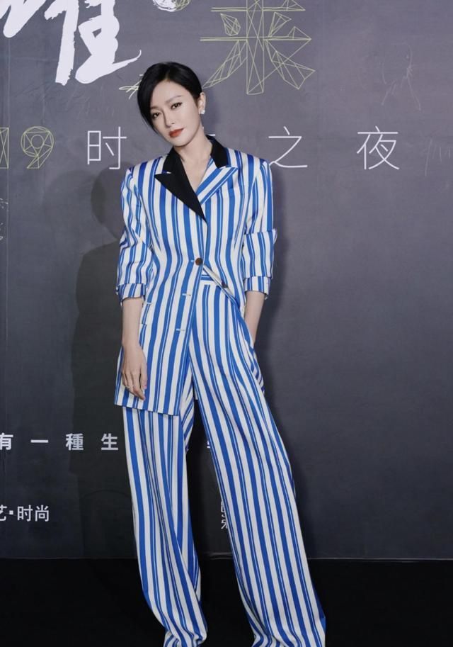 秦岚红色帅气的西装端庄又迷人,秦岚短发西装正脸