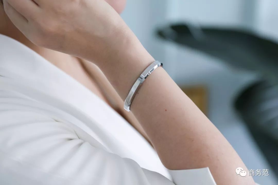 瑞典皇家配饰品牌,几百块戴出万元质感,金色手镯男女戴都好看
