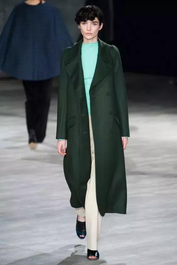 姑娘，你穿彩色大衣真好看！