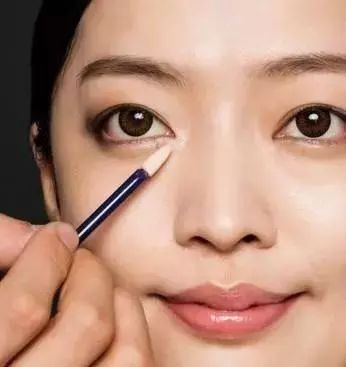 黑眼圈发紫的严重怎么遮瑕,黑眼圈遮瑕的小技巧