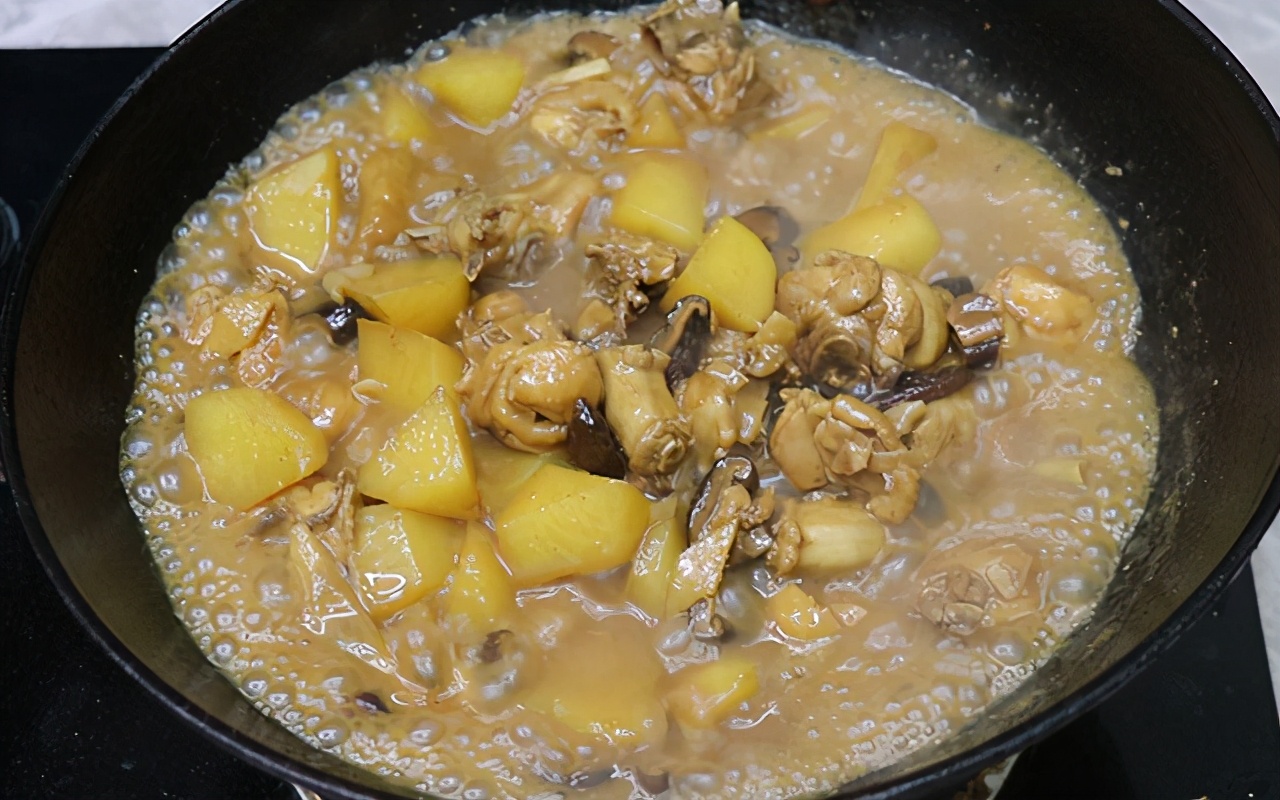 热门黄焖鸡这样做鲜嫩不柴,美味黄焖鸡简单易做又下饭