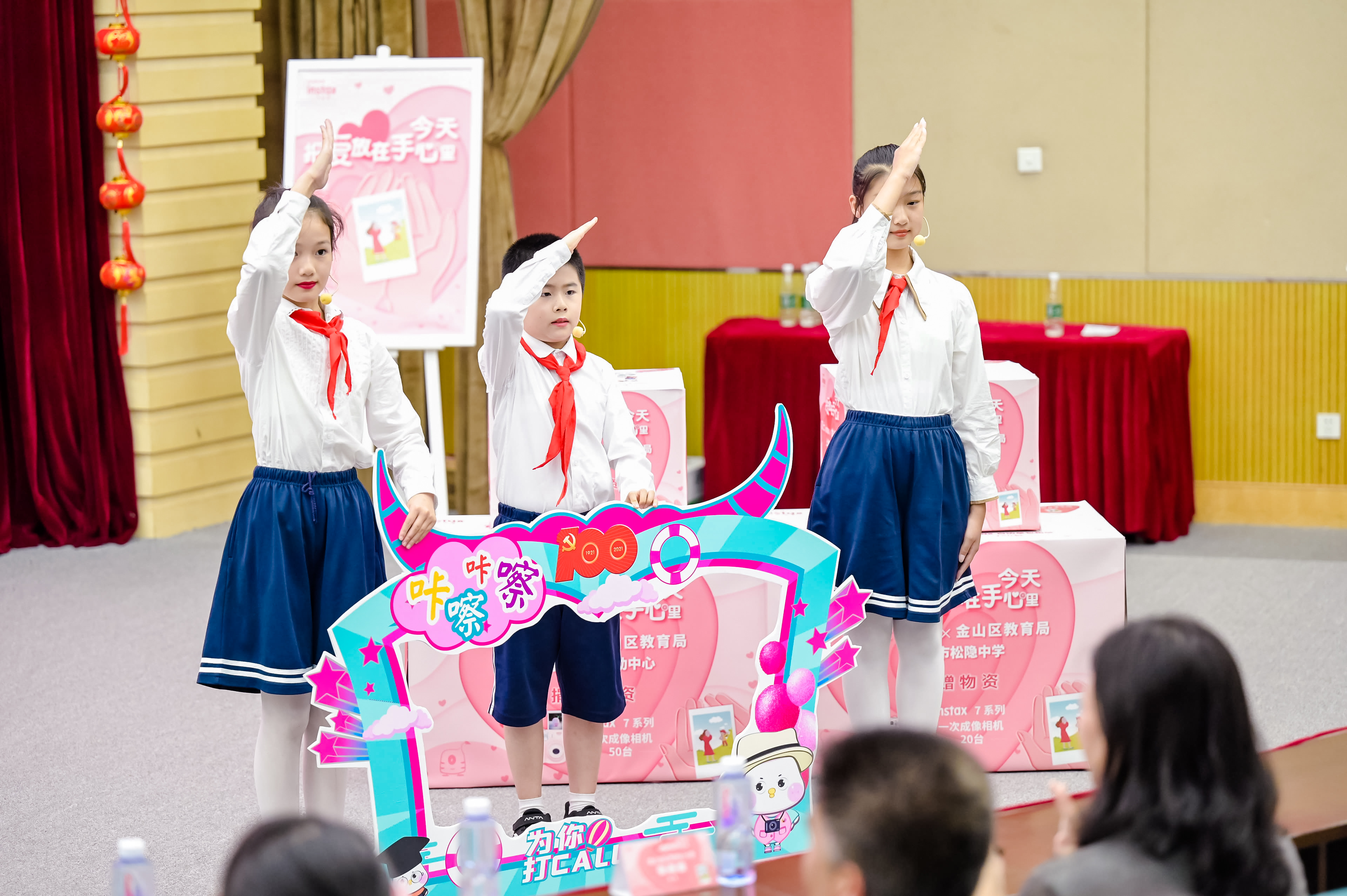 丰富乡镇校园生活拓展摄影爱好富士向金山教育局捐赠拍立得相机