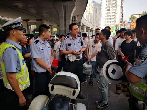 小伙骑电动车被交警抓搞笑,交警被吓到骑电动车