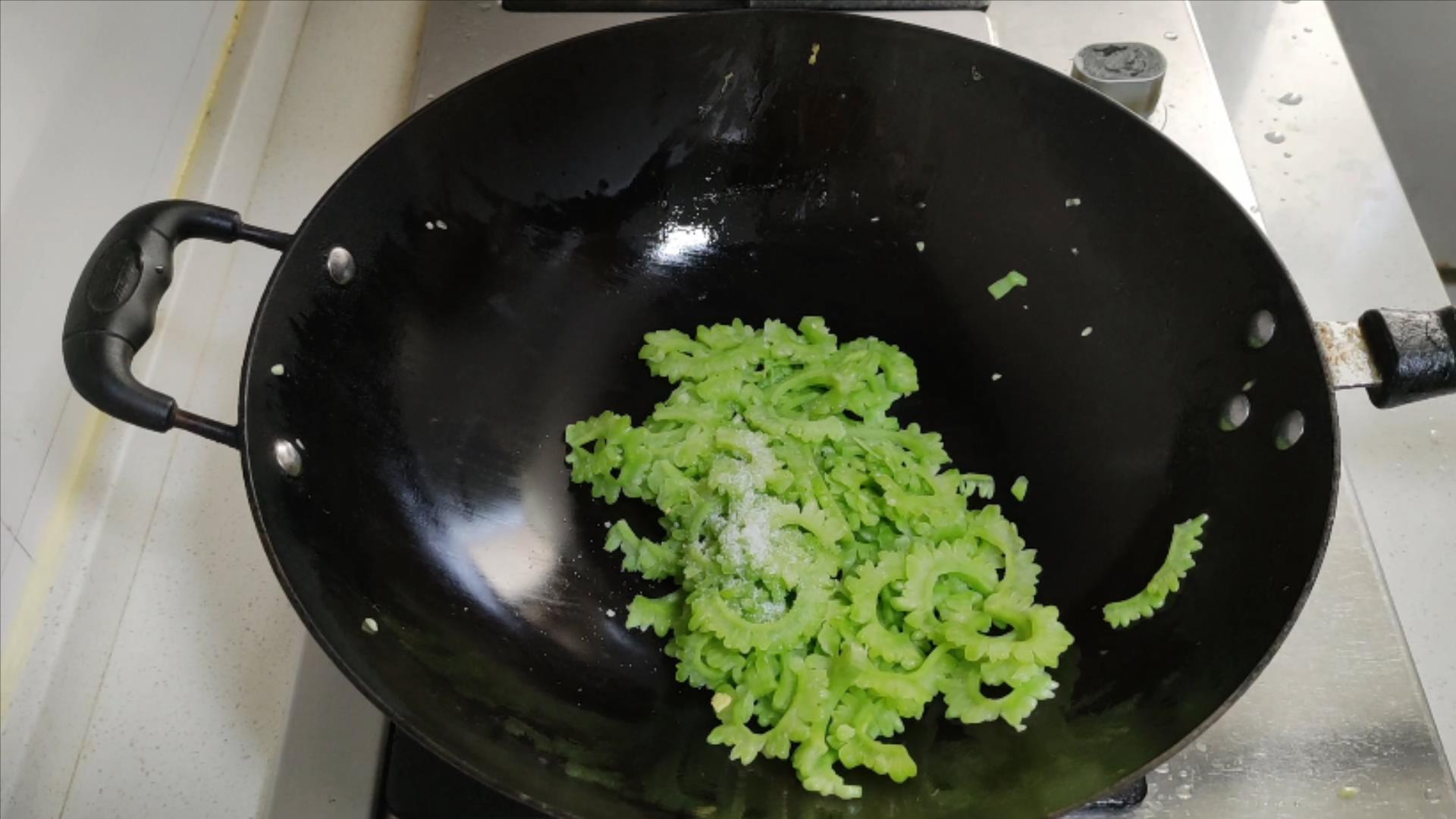 苦瓜怎么炒才不苦好吃,苦瓜要怎么炒才好吃又不苦