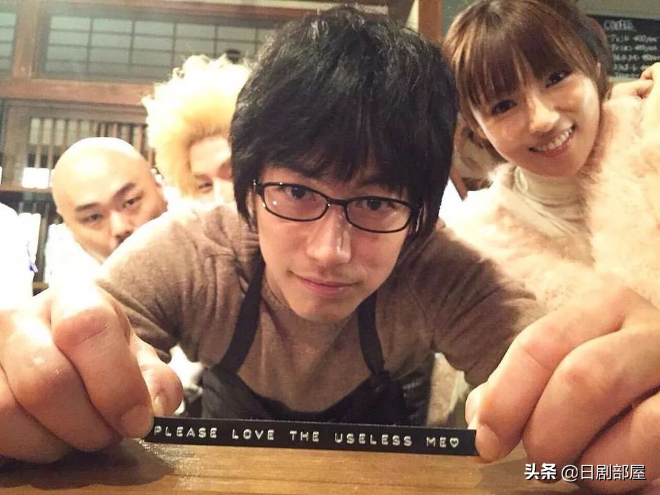 钘ゅ唸闈涜妭鐩鎼,钘ゅ唸闈涚患鑹烘彁鍒扮殑濂崇敓鏄皝