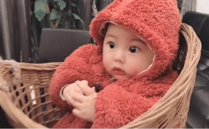 “背篓舅舅”意外走红,带娃搓麻将两不耽误,宝宝的表情太可爱