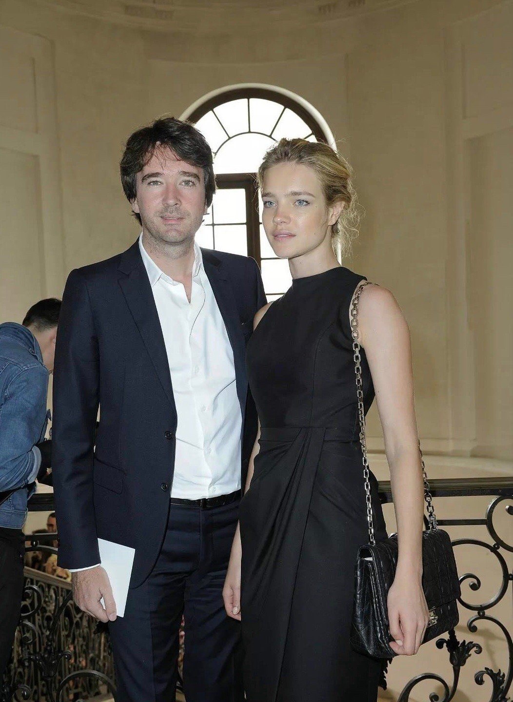 LV太子妃野外聚餐，遍地LV围巾当餐布用，满是金钱的味道看着心疼