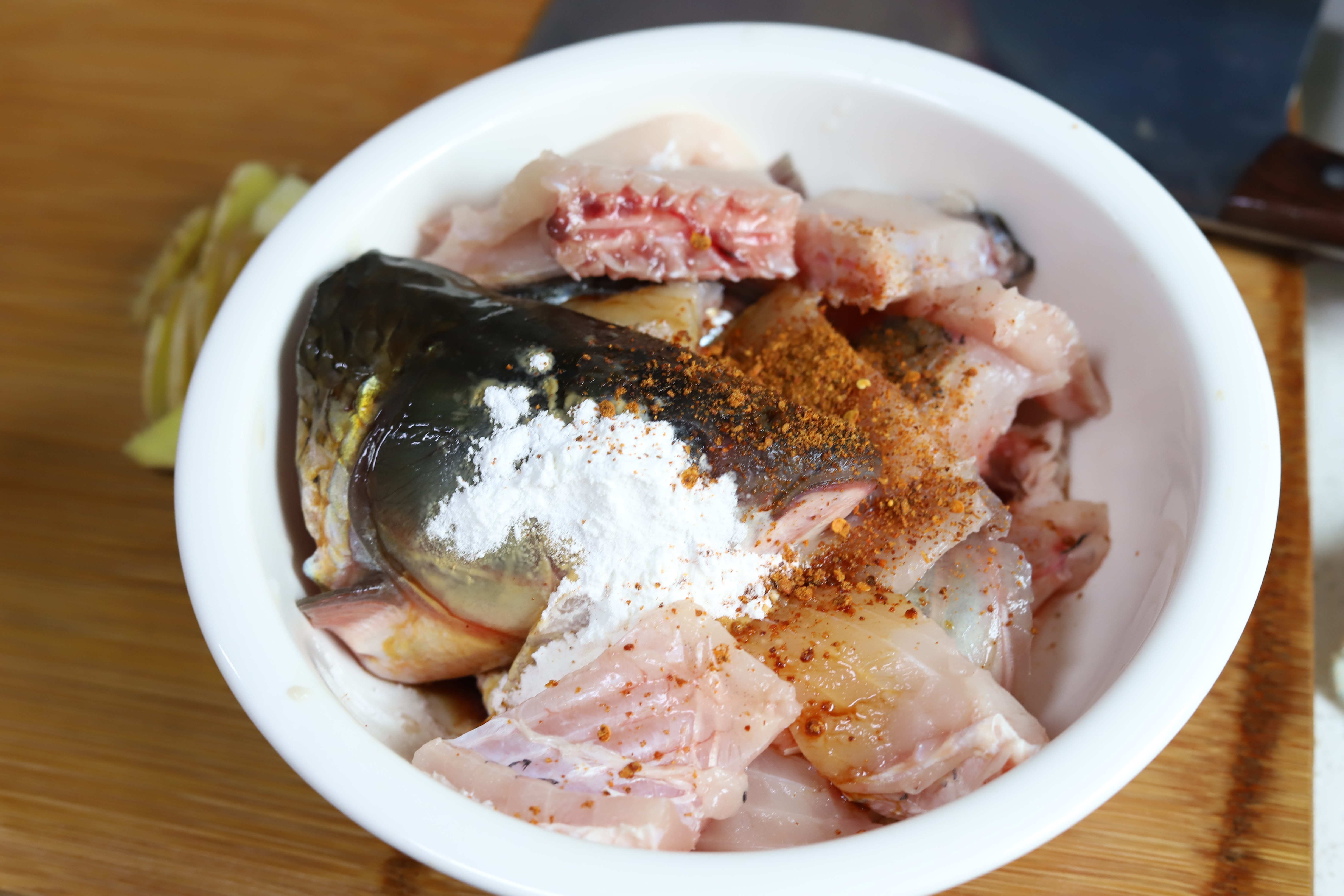 草鱼骨最好吃的做法,用草鱼骨头做了一碗菜香辣下饭