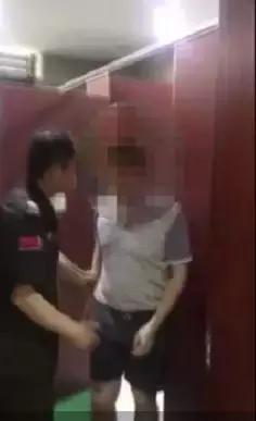 女厕所里有个男人把脸贴在地面上……