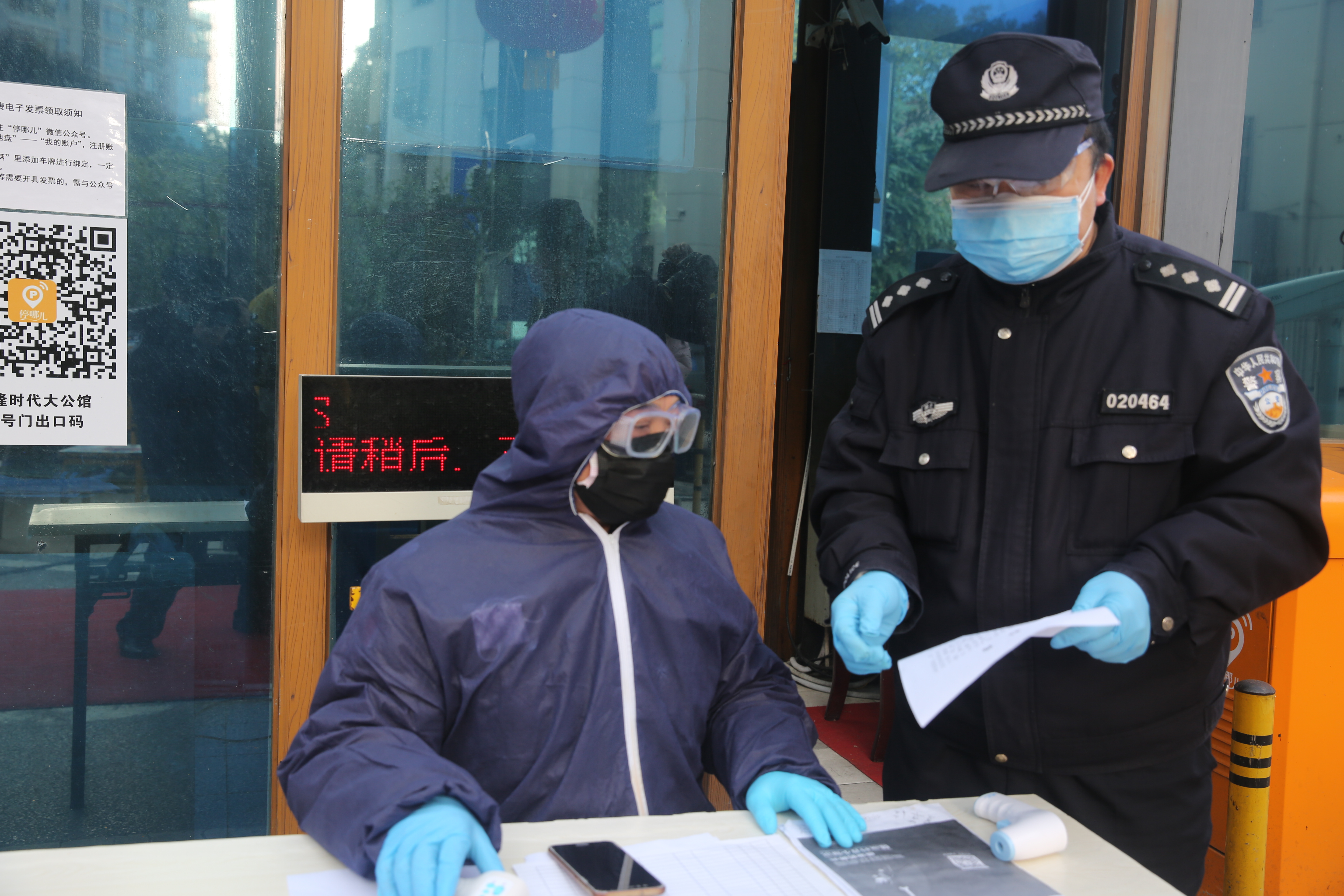 卸货员、搬运工、代购员……武汉开发区民警“身兼数职”服务社区居民