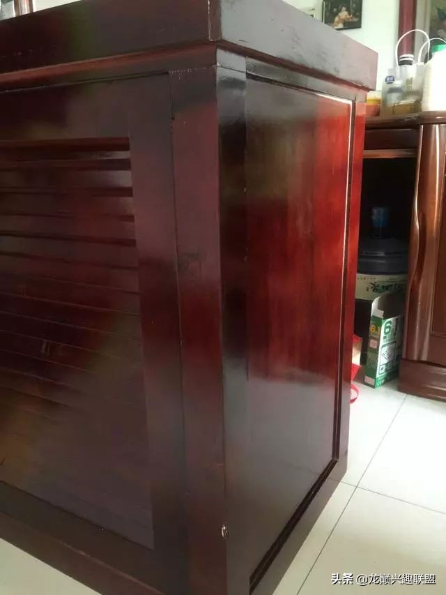 垃圾桶旁边的四方鱼缸,捡回去养了一缸金鱼,别说还挺不错