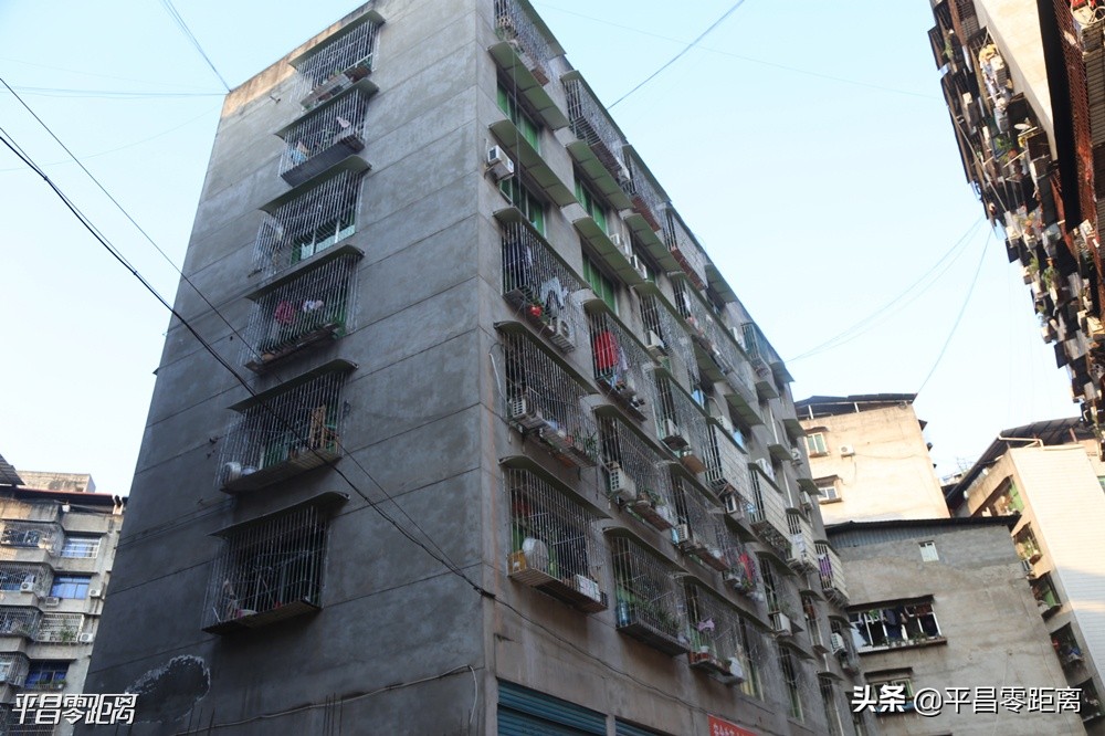 老旧小区加装外挂电梯的弊大于利,带平台的老旧小区怎么加装电梯