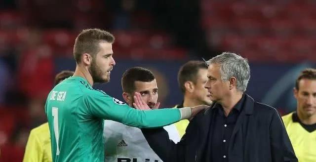 曼联门将德赫亚对比亨德森,曼联7分钟追3球德赫亚神扑