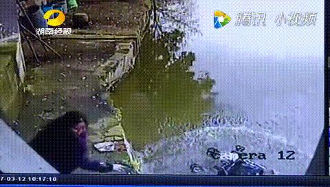 婴儿车推着才走对宝宝有什么危害,宝宝多大可以用婴儿车推着出去