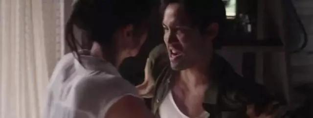 女子为艺术献身全裸出镜，身材火热