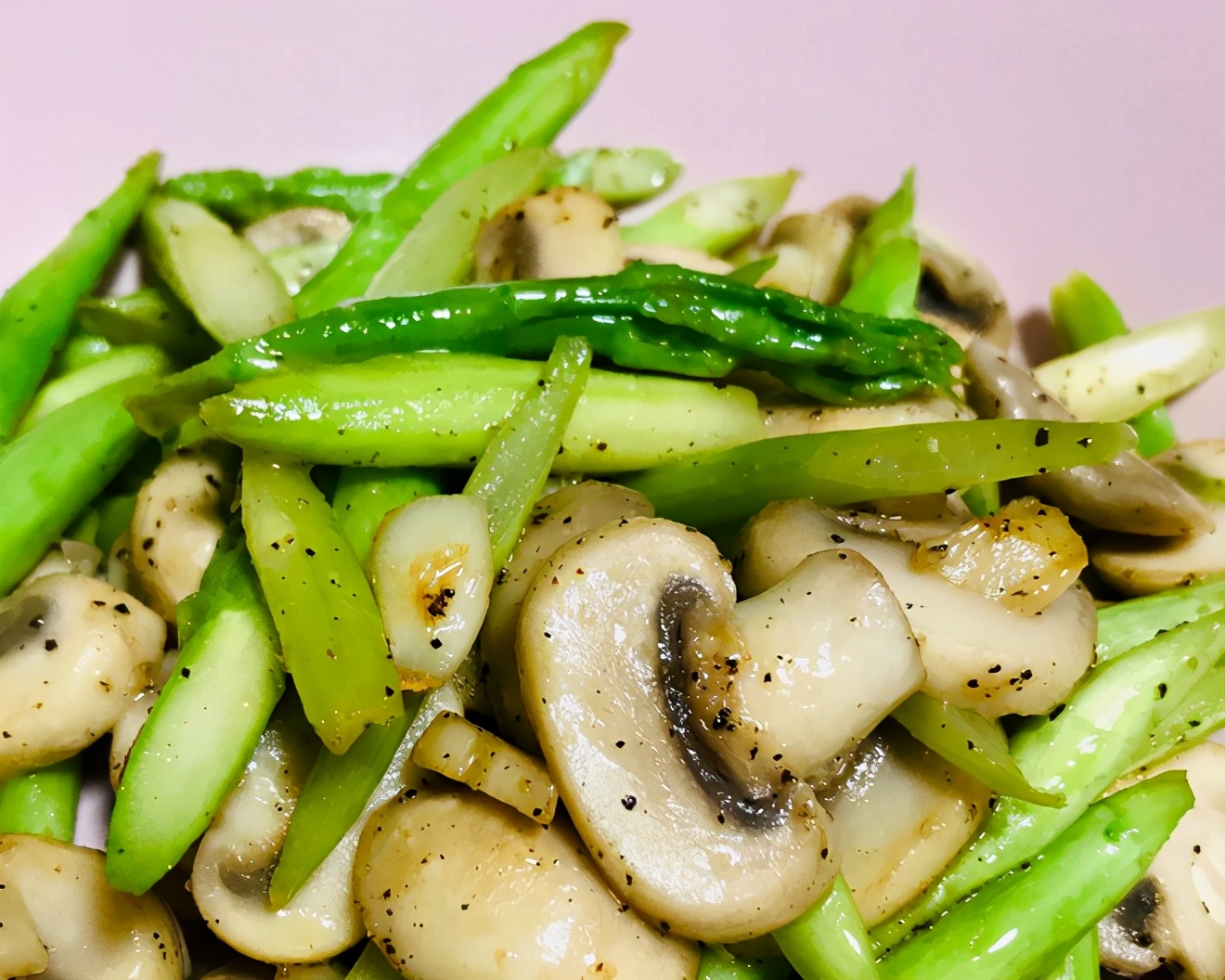 春天的芦笋格外鲜嫩,脆甜多汁的芦笋