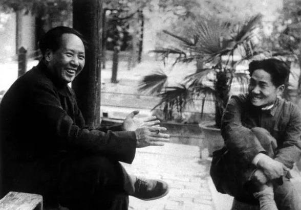 接见朋友时,毛主席的烟盒仅剩1支烟,随后主席的1个举动令人暖心