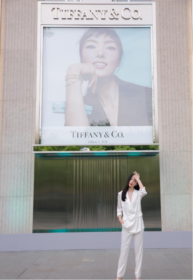 想与时尚并肩而行，不妨向周雨彤学习白色穿搭，让你美的与众不同