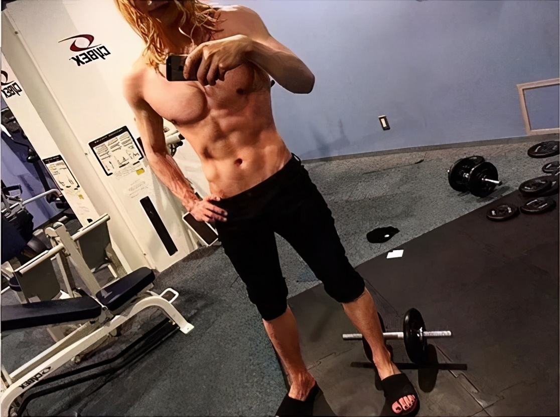 日本第一牛郎罗兰服装品牌被曝抄袭淘宝商家?本人出来道歉了