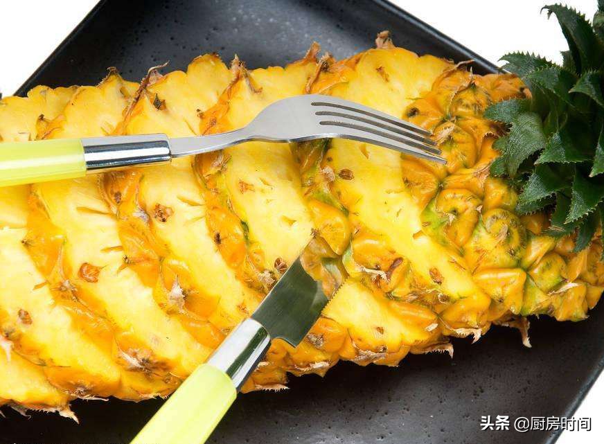 别再用盐水泡菠萝了，这个方法才更好，菠萝不酸涩，又甜又好吃