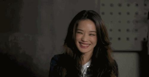 今年流行的纸袋裤怎么穿,新款流行好看显瘦百搭裤