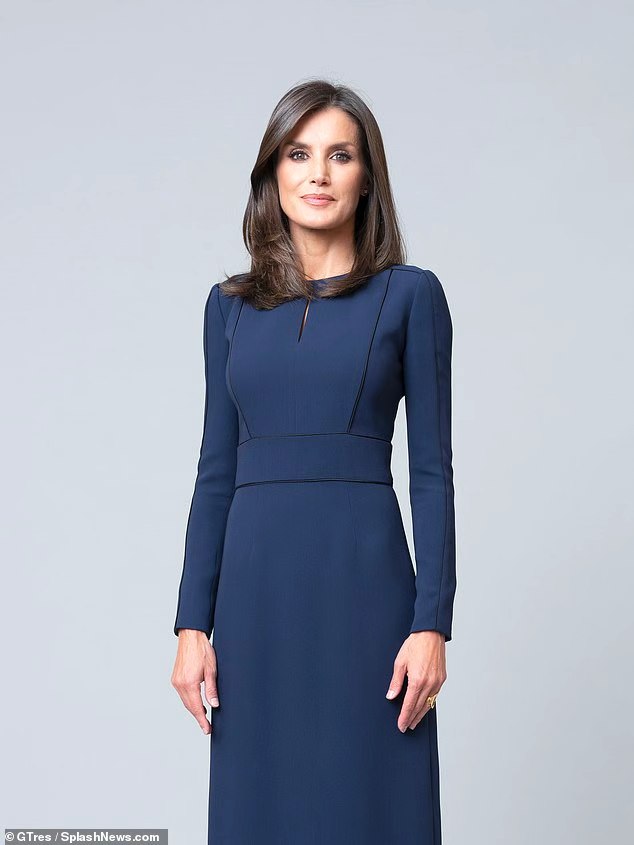 西班牙王室发布2020年官方肖像,王后头戴波旁王朝钻石王冠