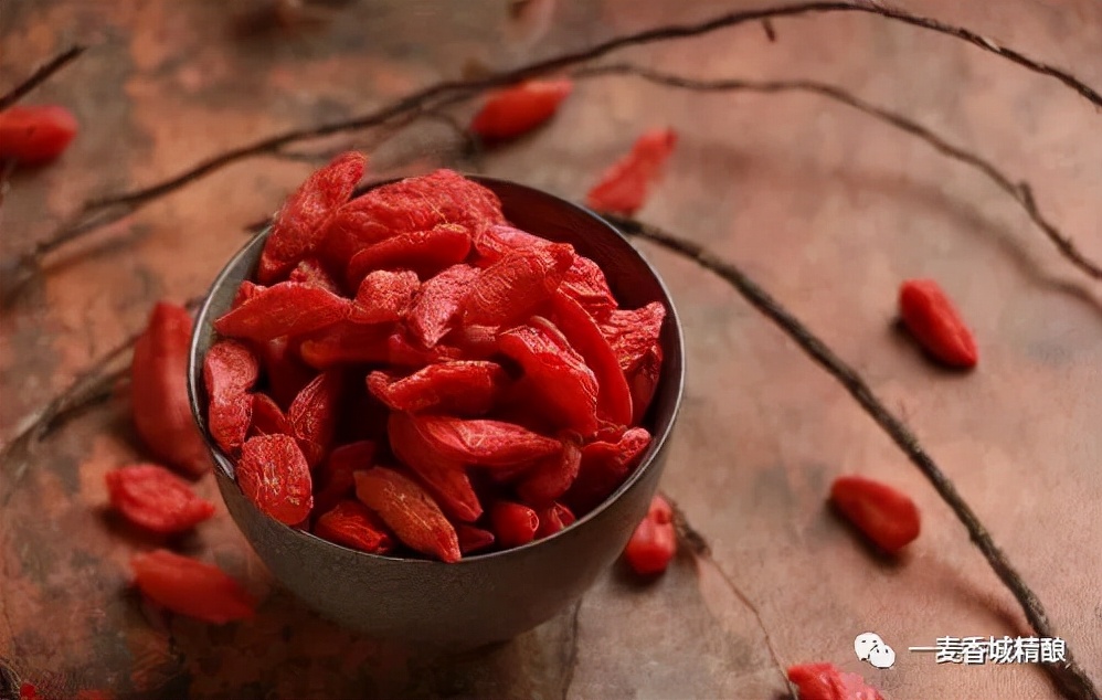 人到中年不得已喝茶都要泡枸杞,人到中年不得已杯中老得泡枸杞