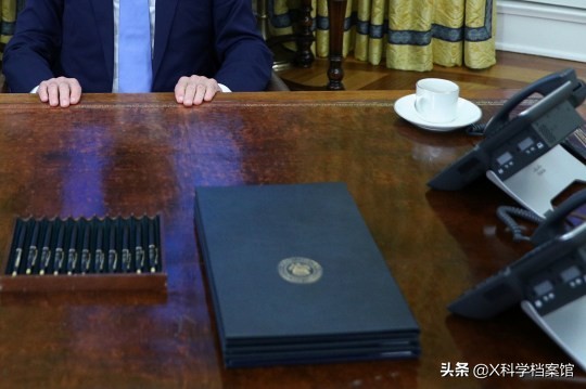 美国总统为啥要放10支钢笔,美国总统签字用多少笔