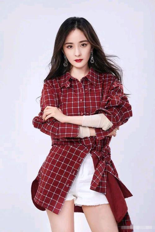 杨幂喝奶茶,这一操作很惊人!莫非怕被自己的脚臭熏到?