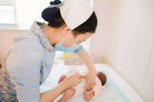 宝妈让宝爸折桃枝接娃出院,爸爸搬来“整棵”桃树,引来众人围观