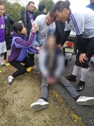 他们本想踢个球，最后却跳下了湖，关节都冻僵了，还说“值！”