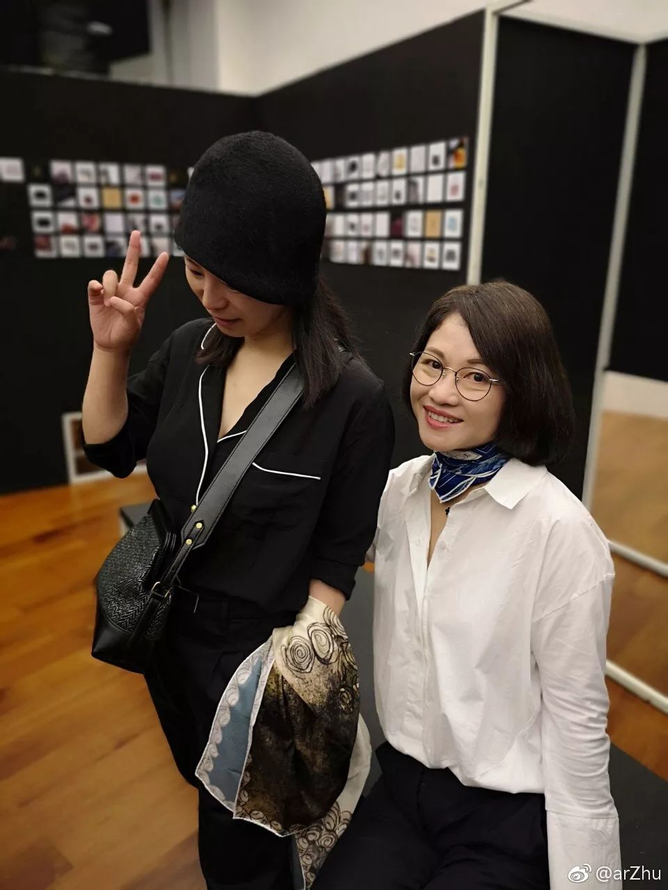 从服装外企高管到独立设计师,她把文学作品做成丝巾系在脖子上