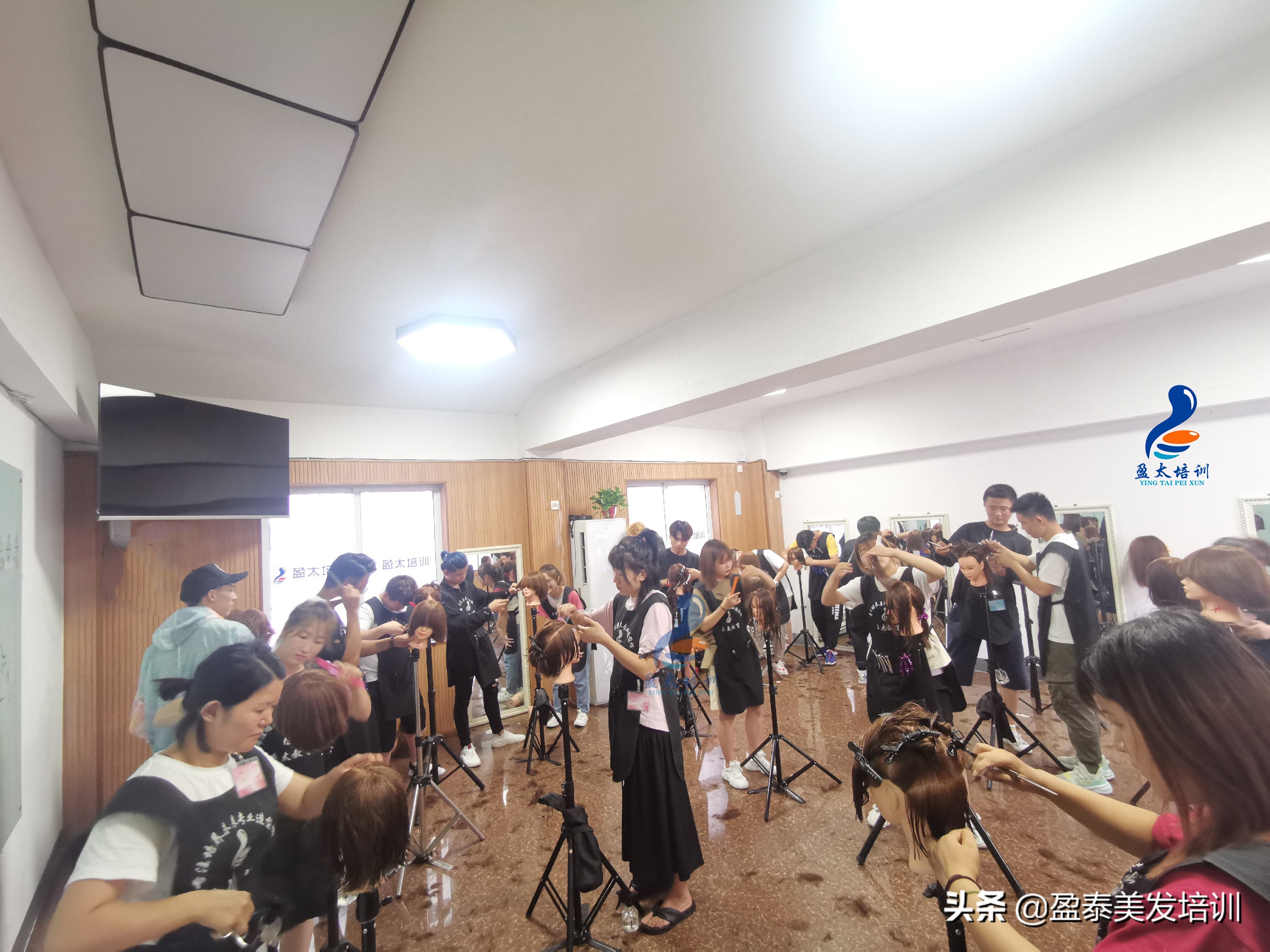 零基础适合去哪学美发,女生学理发零基础