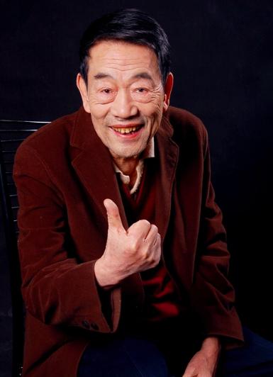 89岁杨少华疑身体不佳，现身骨科医院显消瘦，多人随行走路需搀扶