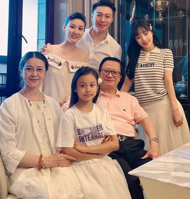 李小璐39岁还是少女，在家穿短裤和猫互动，嘟嘴亲猫好可爱