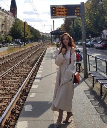 34岁朴敏英颜值太耐打了，收腰的连衣裙又美又飒，女人看了都心动