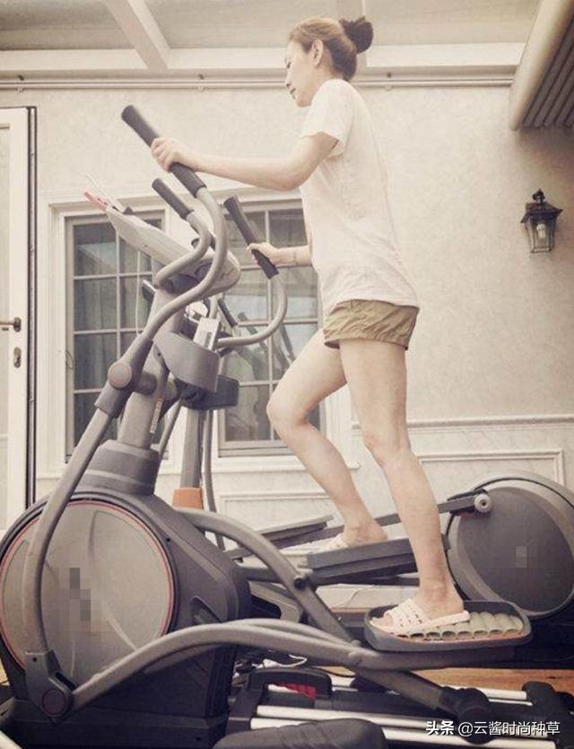 43岁李小冉穿着低调身形似少女,李小冉修正眼袋