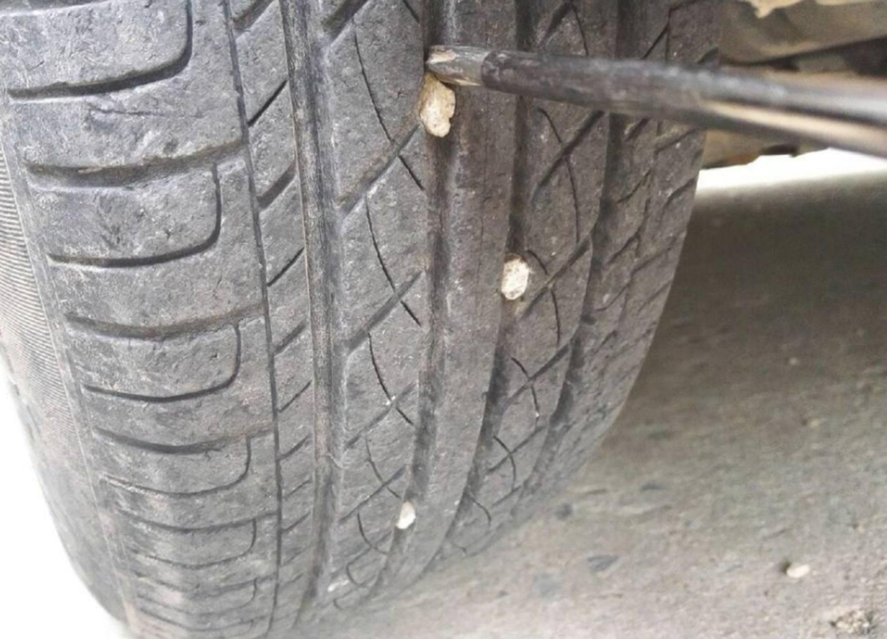 汽车轮胎上的小石子有什么危害,轮胎缝里的小石子有必要抠吗