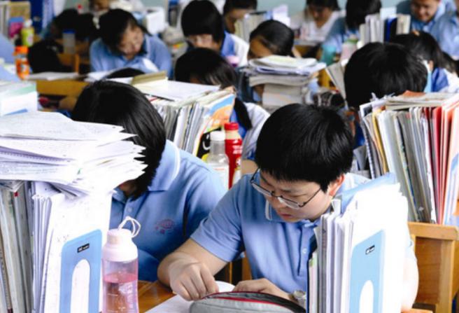 小学成绩第一梯队初中会差吗,小学成绩倒数第一初中还能逆袭