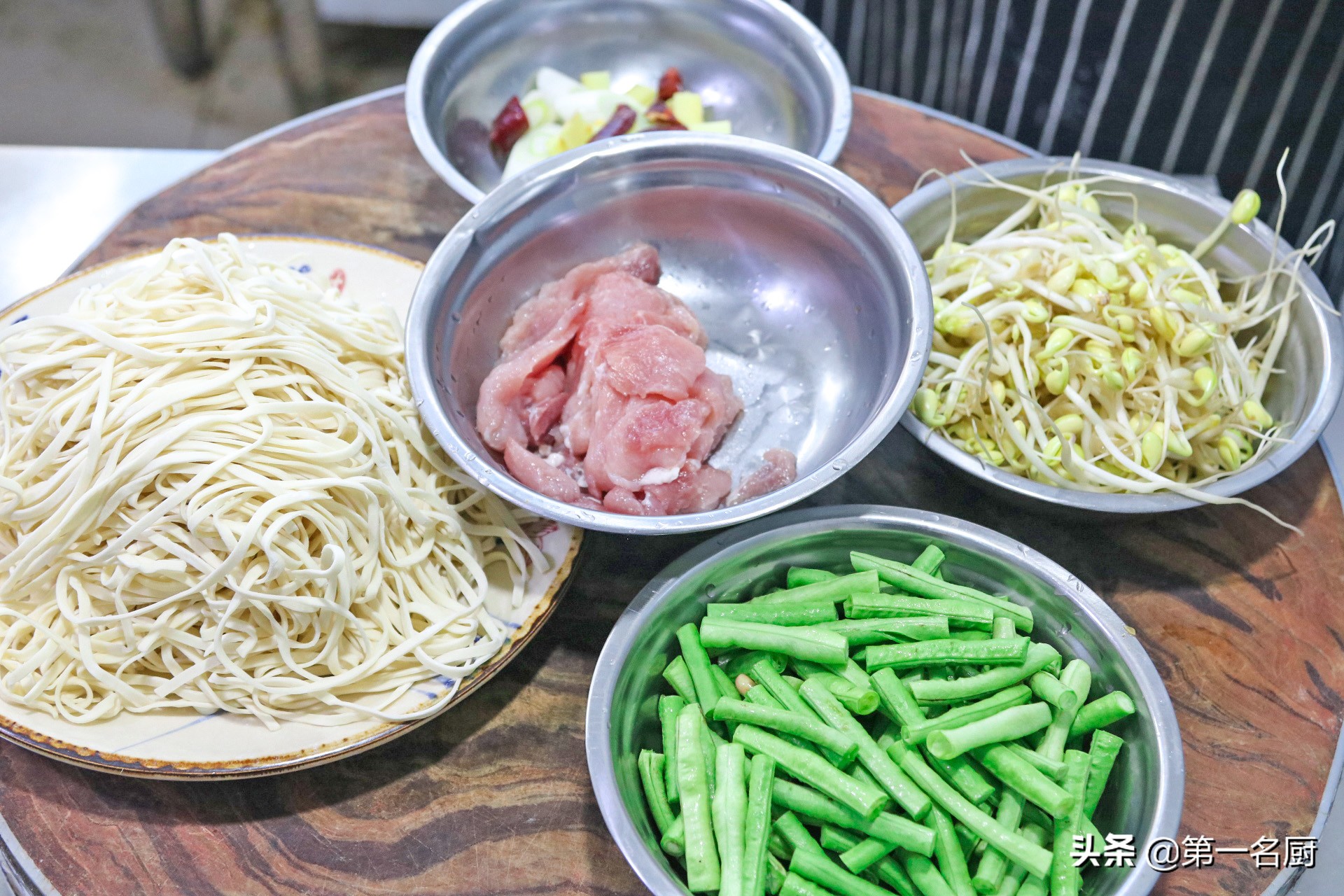 用铁锅炒的面条怎么做,生面条在锅里蒸的做法