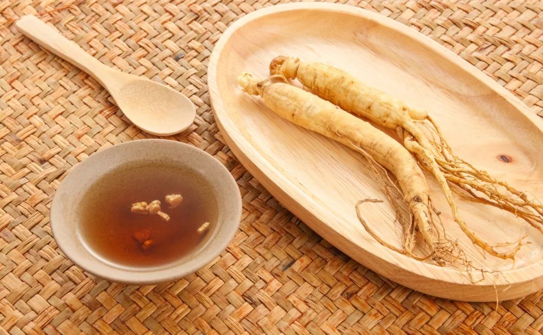 嘴唇紫里发白是什么原因,嘴唇发紫发黑应该检查什么