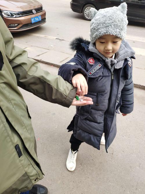 4岁儿子误吃砂炮，本科妈妈一招救了孩子，医生：有知识真好