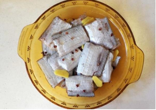 袋装冷冻带鱼煎带鱼的家常做法,带鱼怎样煎少油又好吃