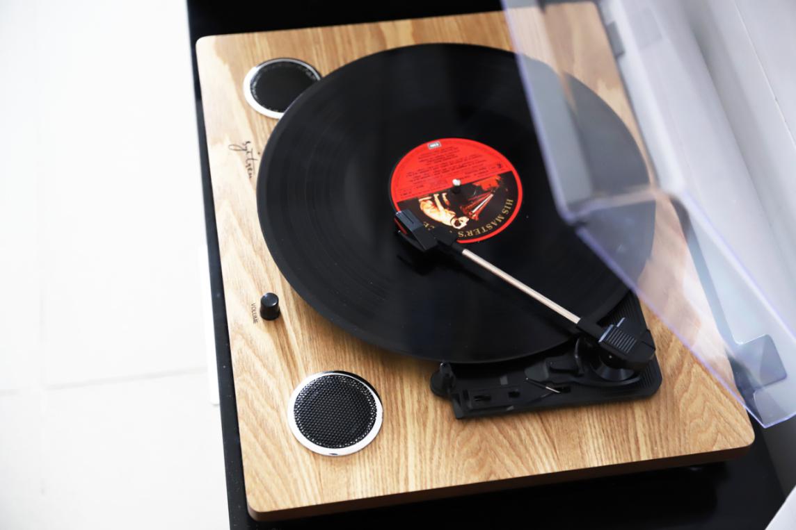 如何挑选一款性价比高的黑胶唱片机？看完这几点就懂了