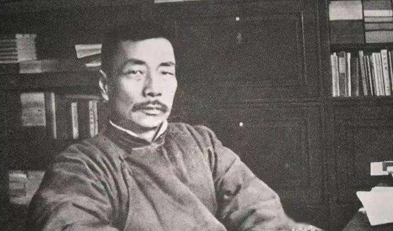 郭沫若嘲讽鲁迅“衣冠*兽禽**”，鲁迅五个字回应郭沫若，形象又贴切