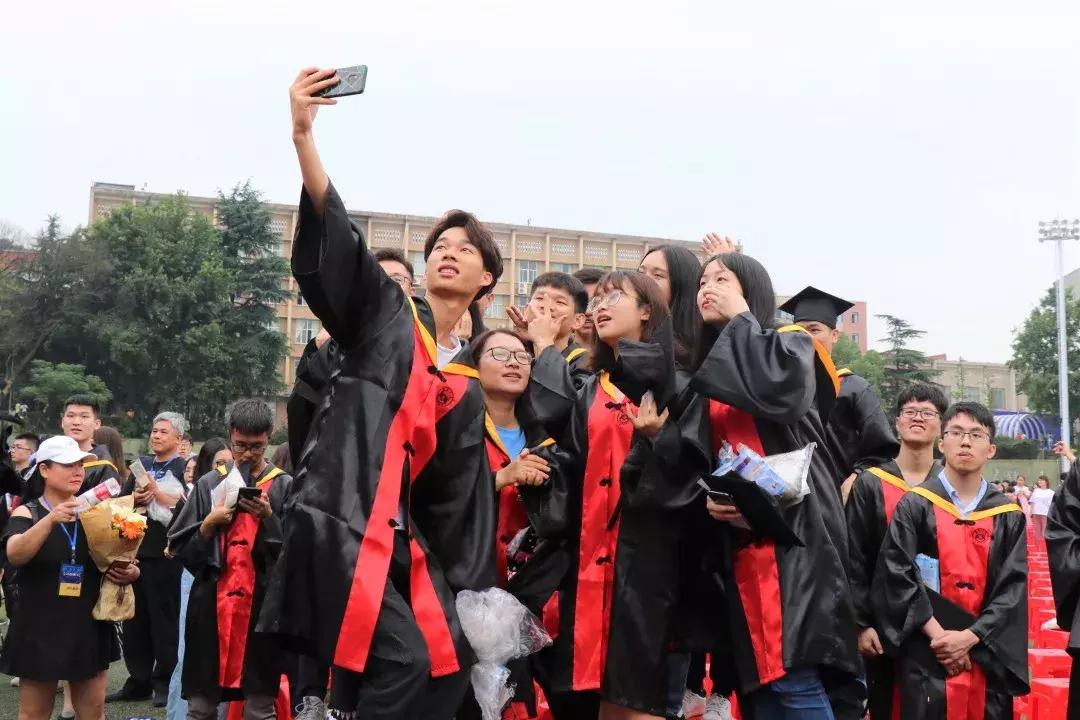 毕业啦难舍难分,毕业啦很舍不得离开