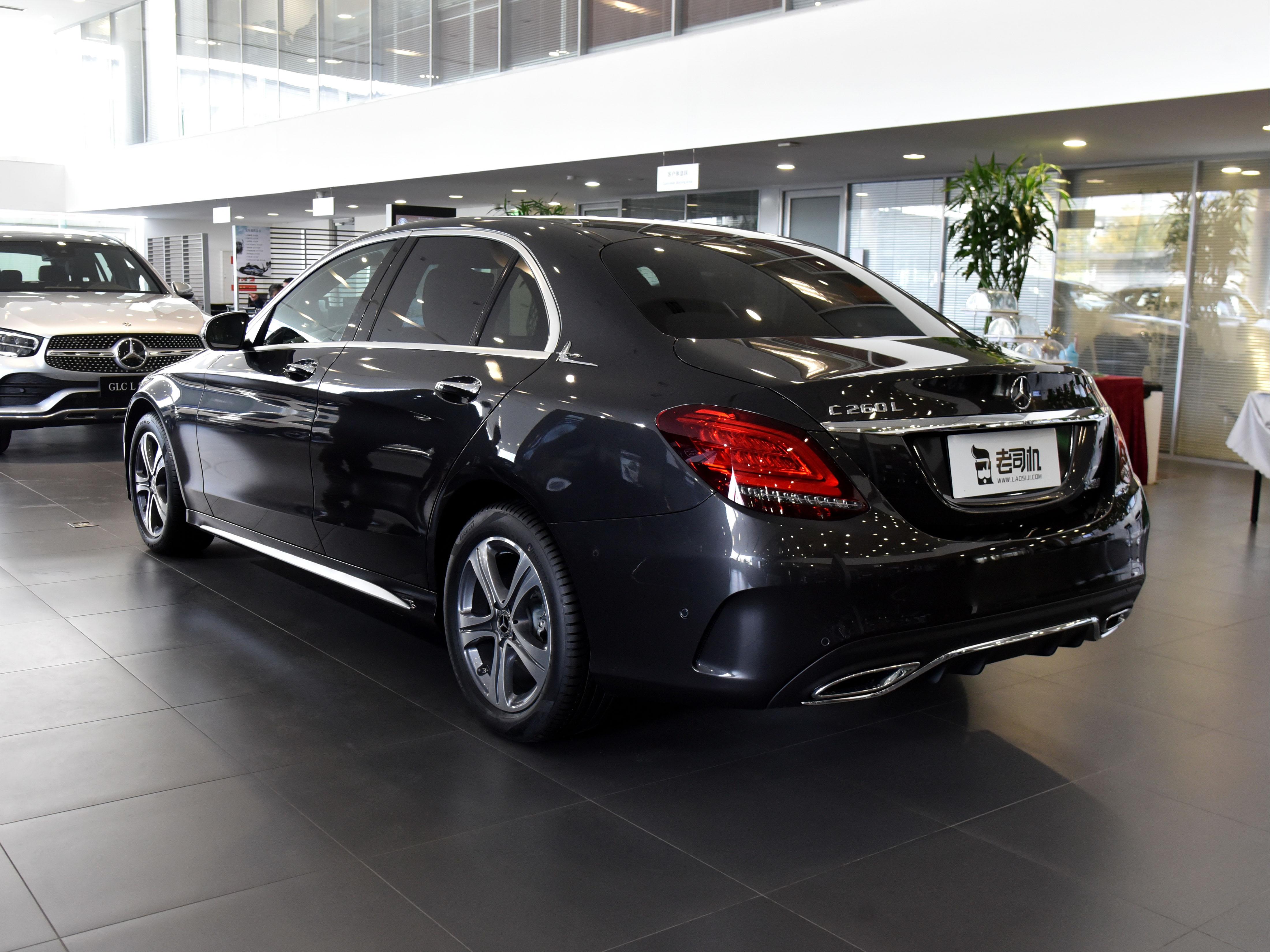 坐着空间大还舒服,开着省油还是豪华品牌,带你看奔驰C级