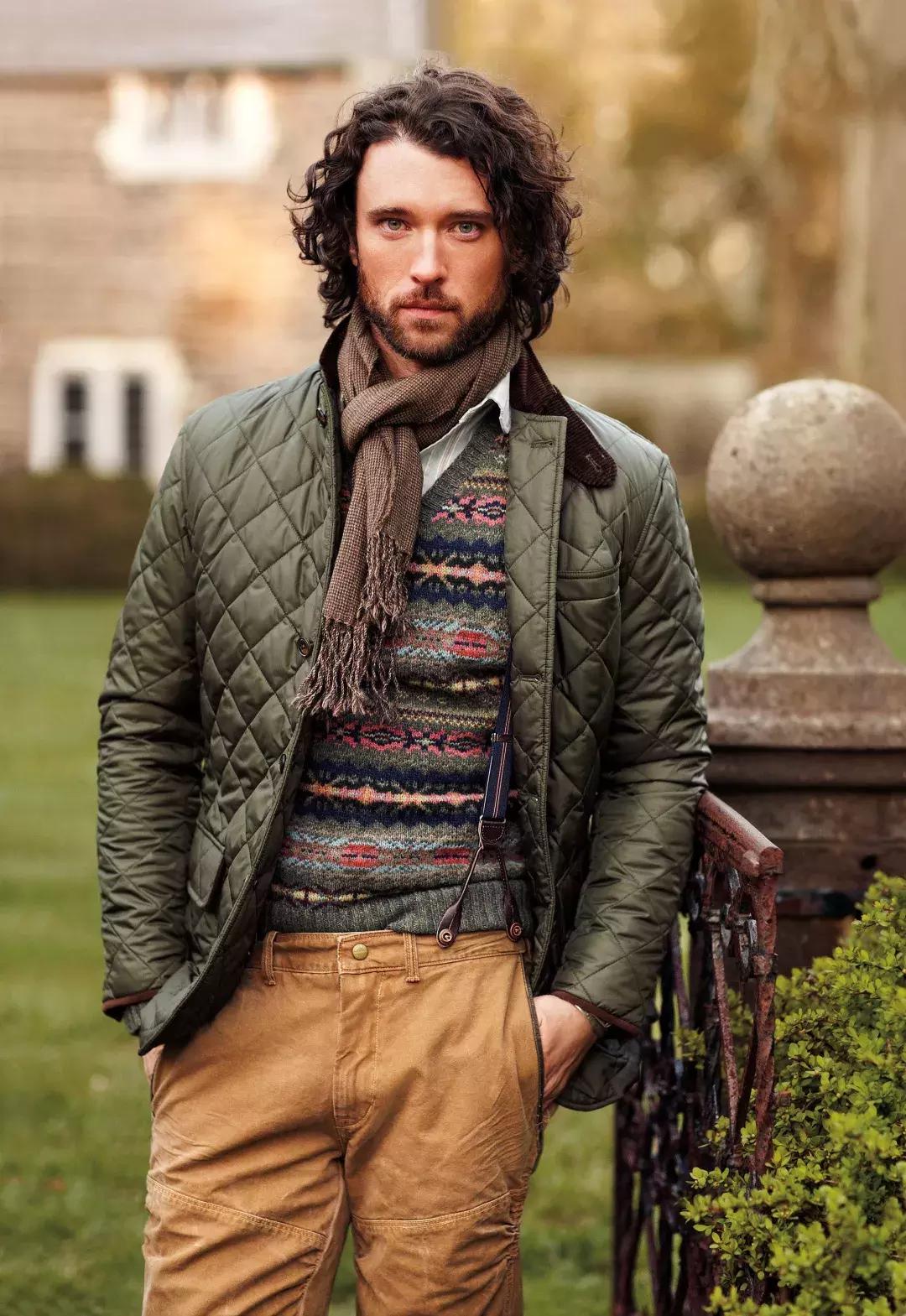 毛衣是冬季的基础单品,毛衣要更适合寒冬