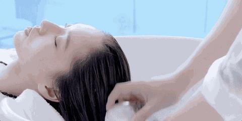 杨幂鱼尾辫发型火了,杨幂同款发型双麻花翘辫