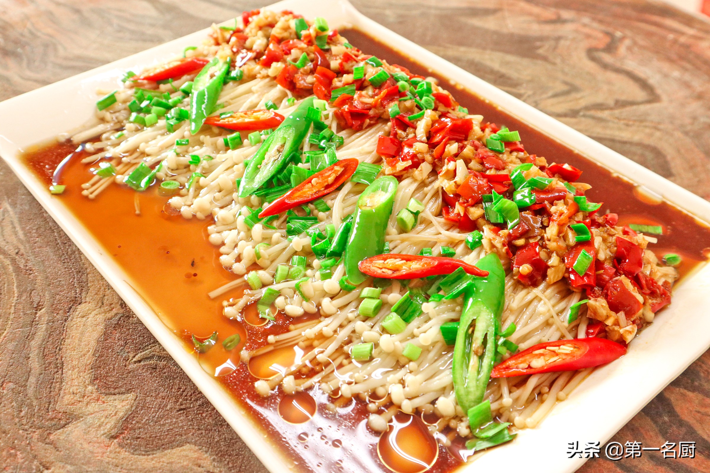 金针菇用菜椒怎么做的,家常剁椒金针菇的做法